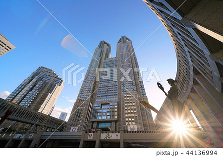 日本の東京都市景観 東京都庁と太陽光 日本の東京都市景観 東京都庁と太陽光 44136994