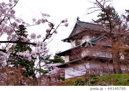 弘前城　桜　丑寅櫓 ／ 二の丸　2018年 弘前さくら祭 （ 青森県 弘前市 下白銀町 ） 44140790
