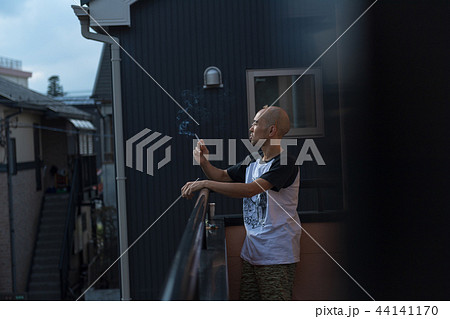 男性、喫煙、ベランダ 44141170