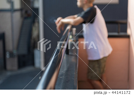 男性、喫煙、ベランダ 男性、喫煙、ベランダ 44141172