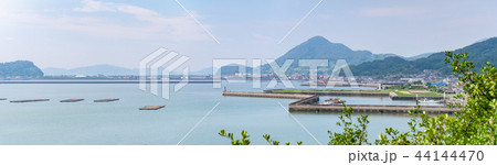 岡山・浅口市寄島町の牡蠣・シャコ養殖漁港と街並み 岡山・浅口市寄島町の牡蠣・シャコ養殖漁港と街並み 44144470