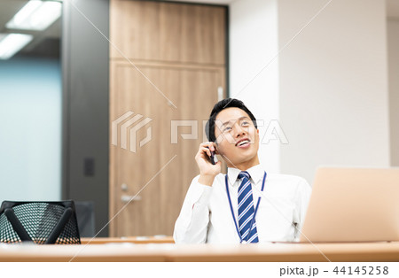 ビジネスマン（電話）　 44145258