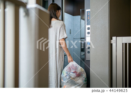 ゴミ出し マンション 女性 44149625