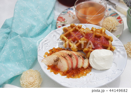 ワッフルと桃のアールグレイマリネとピーチティー 44149682