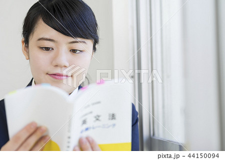 参考書を読む女子高生 44150094