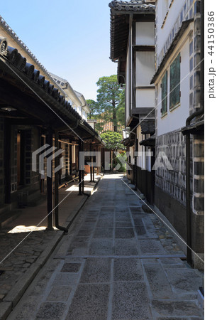 倉敷美観地区の大原本邸（大原邸）（内中倉前から入口方向を見る、奥に有隣荘の屋根が見える） 44150386