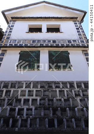 倉敷美観地区の大原本邸（大原邸）（中倉前から母屋側の蔵を見る） 44150411