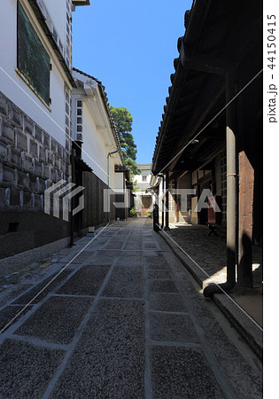 倉敷美観地区の大原本邸（大原邸）（中倉前から見る母屋側の蔵と内中倉館の通路） 44150415