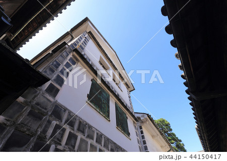 倉敷美観地区の大原本邸（大原邸）（中倉前から母屋側の蔵を見る） 44150417