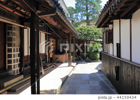 倉敷美観地区の大原本邸（大原邸）（中倉前から入口方向を見る、奥に有隣荘の屋根が見える） 44150434