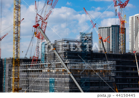 東京再開発 オリンピック選手村建設が進む晴海 2018.09 建設中の建物とクレーン　a 44150445