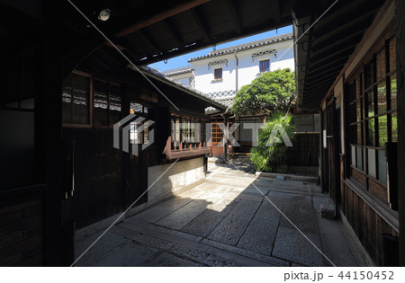 倉敷美観地区の大原本邸（大原邸）（土間を抜けたところ） 44150452