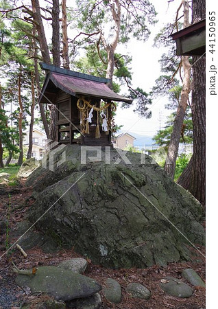 信州　松本の天然記念物　岩岡の火打岩（ひうちいわ）　明神岩として祀られる 44150965