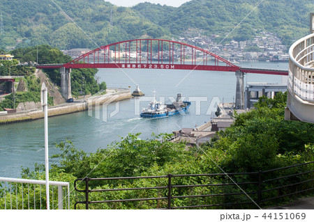 音戸の瀬戸を通る船と音戸大橋 44151069