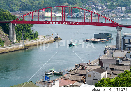 音戸の瀬戸を通る船と音戸大橋 44151071
