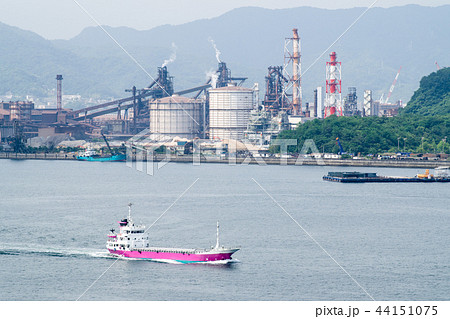 呉湾を航行する艀と製鉄所の風景 44151075