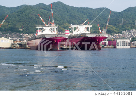 竣工まじかの大型コンテナ船 44151081