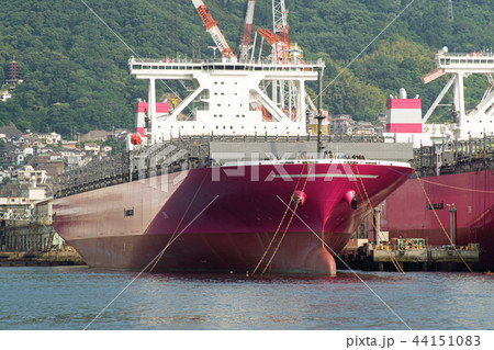 竣工まじかの大型コンテナ船 44151083