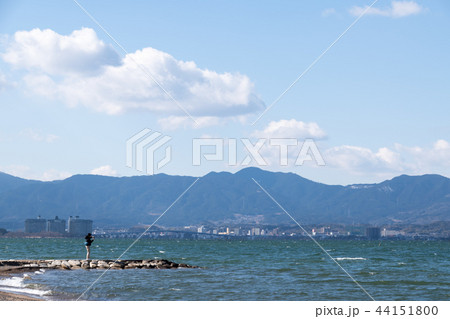 冬の琵琶湖と琵琶湖大橋、片多方面 44151800