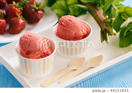 Strawberry ice-cream with rhubarb 44151833