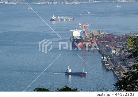 製鉄所で荷役をする船の眺め 44152303