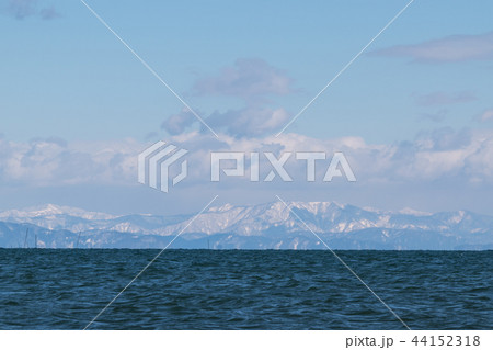 琵琶湖南部から望遠する湖北の雪山と水平線 琵琶湖南部から望遠する湖北の雪山と水平線 44152318