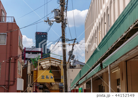 2018年9月4日の台風21号の強風で商店街のテントの大半が飛ばされ、電柱が折れた 44152549