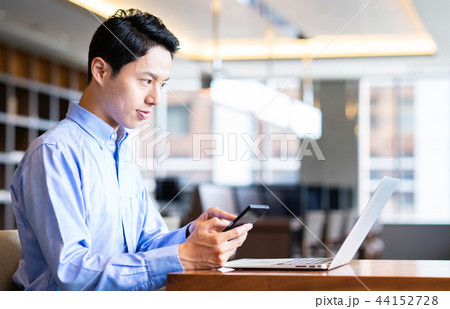ビジネスマン(スマホ) ビジネスマン(スマホ) 44152728