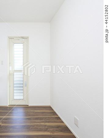 新築住宅 キッチンの勝手口の写真素材