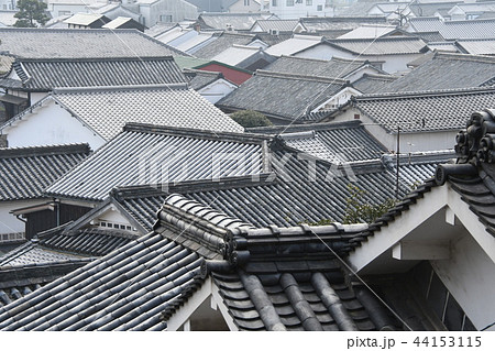 倉敷美観地区の屋根瓦の波の写真素材