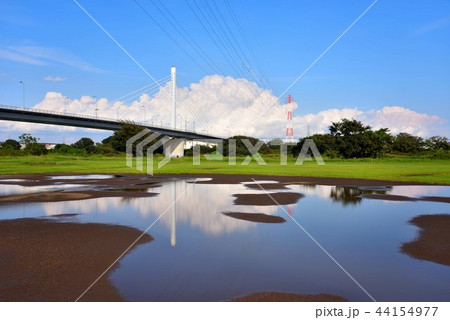 河川敷の水溜りに映る銀河大橋 44154977