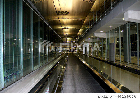 【タイ】スワンナプーム国際空港駅の動く歩道 【タイ】スワンナプーム国際空港駅の動く歩道 44156056