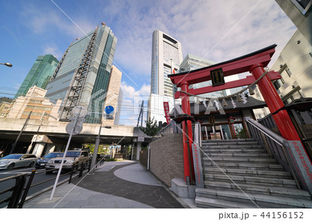 日本の東京都市景観 「東新橋一丁目(日比谷神社前)」の交差点から日比谷神社や汐留の超高層ビル群を望む 日本の東京都市景観 「東新橋一丁目(日比谷神社前)」の交差点から日比谷神社や汐留の超高層ビル群を望む 44156152
