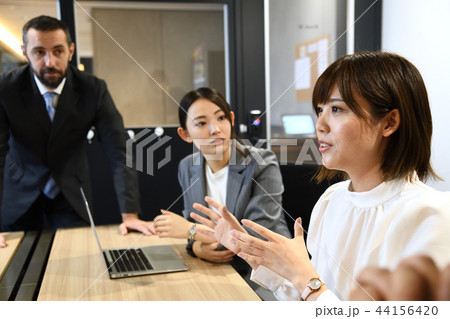 会議風景 オフィス 女性 男性 会議風景 オフィス 女性 男性 44156420