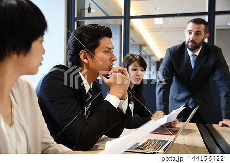 会議風景　オフィス　女性　男性 44156422