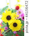 ヒマワリのフラワーアレンジメント 44156472