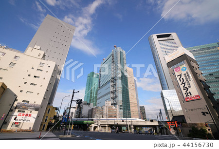日本の東京都市景観 「東新橋一丁目（日比谷神社前）」の交差点や新幹線、汐留の超高層ビル群を望む 44156730
