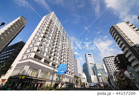 日本の東京都市景観　東新橋一丁目の交差点（画面奥）や汐留メディアタワーなどを望む 44157200
