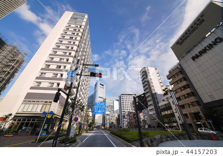日本の東京都市景観　新橋柳通り口から、東新橋一丁目の交差点（画面奥）や汐留メディアタワーなどを望む 44157203