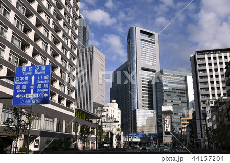 日本の東京都市景観　東新橋一丁目の交差点（画面奥）や汐留メディアタワーなどを望む 44157204