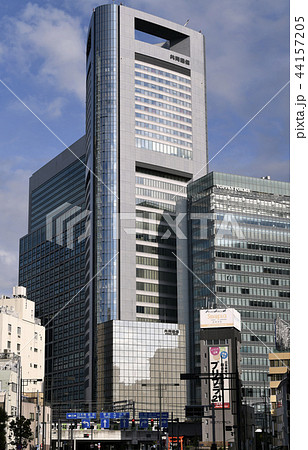 日本の東京都市景観 東新橋一丁目の交差点(画面奥)方向や汐留メディアタワーなどを望む 日本の東京都市景観 東新橋一丁目の交差点(画面奥)方向や汐留メディアタワーなどを望む 44157205
