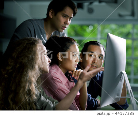 Group of young businesspersons 44157238
