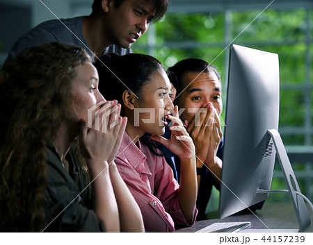 Group of young businesspersons 44157239