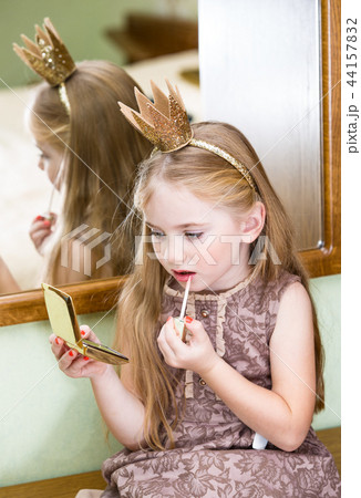 The little princess with lip gloss 44157832