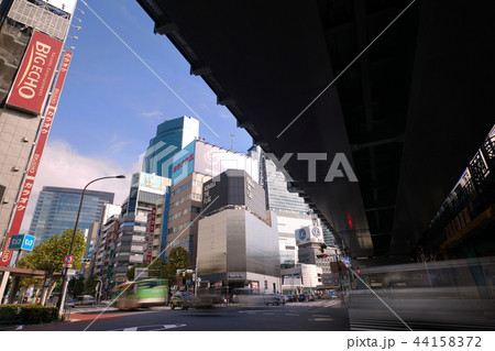 日本の東京都市景観　新橋駅前の街並みや汐留の超高層ビル群などを望む 44158372