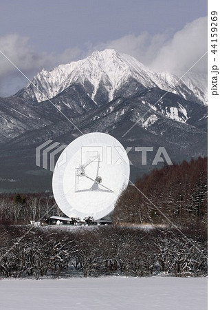 厳冬の八ヶ岳山麓、長野県南牧村の野辺山宇宙電波観測所に設置されている宇宙電波観測用パラボラアンテナ 44159269