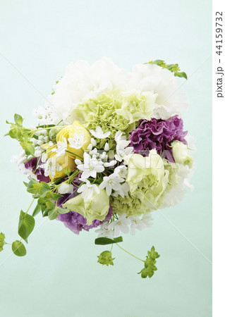 ナチュラルイメージの美しい花束俯瞰 ナチュラルイメージの美しい花束俯瞰 44159732