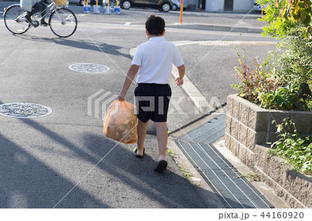 ゴミを捨てる小学生 ゴミを捨てる小学生 44160920