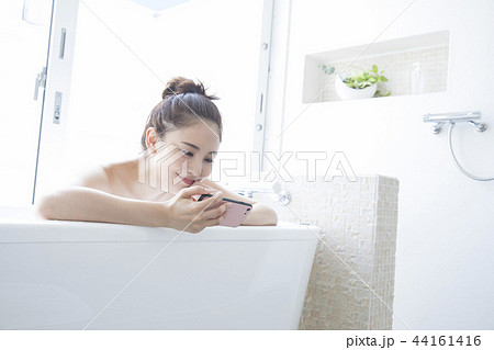 バスルームでスマホを見る女性 バスルームでスマホを見る女性 44161416