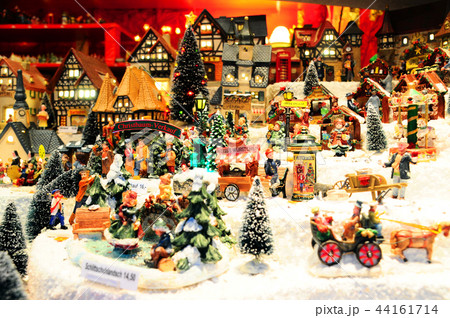 ドイツのクリスマスマーケットのミニチュア店 44161714